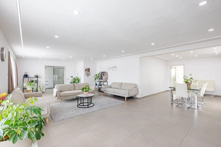Versatile commercial property with showroom, workshop and sp