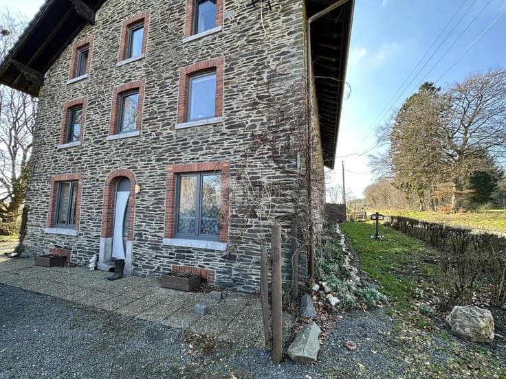 Charming detached stone house with panoramic views in Limerl