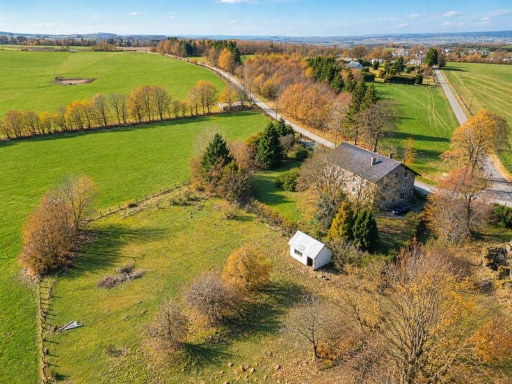 Charming detached stone house with panoramic views in Limerl