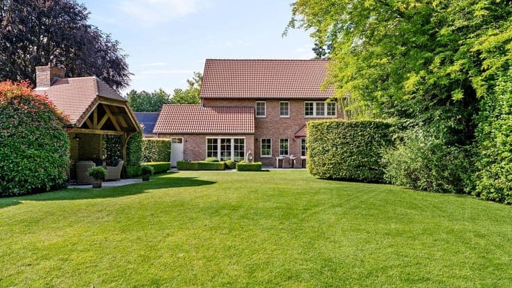 Timeless villa with south-facing garden on approximately 2,