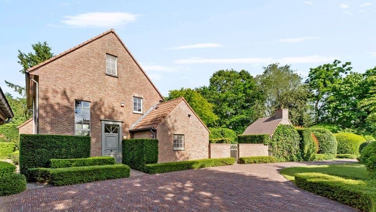 Timeless villa with south-facing garden on approximately 2,