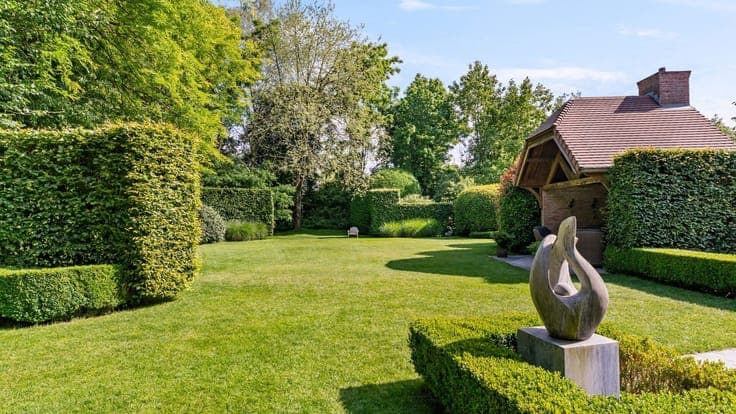 Timeless villa with south-facing garden on approximately 2,