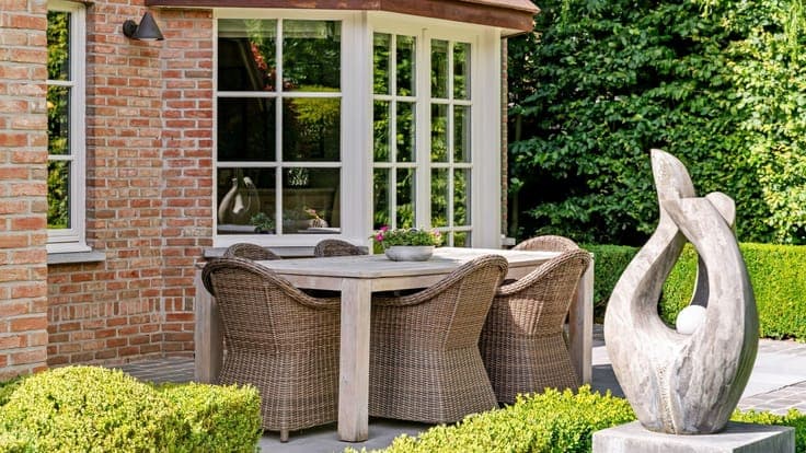 Timeless villa with south-facing garden on approximately 2,