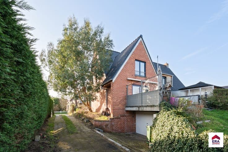 Semi-detached house with 5 bedrooms in villa area