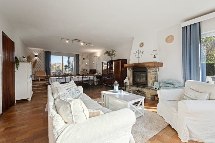 Semi-detached house with 5 bedrooms in villa area