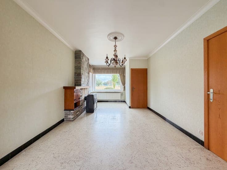Te koop, Te moderniseren gezinswoning met diepe tuin op g...