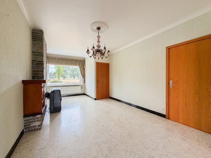 Te koop, Te moderniseren gezinswoning met diepe tuin op g...