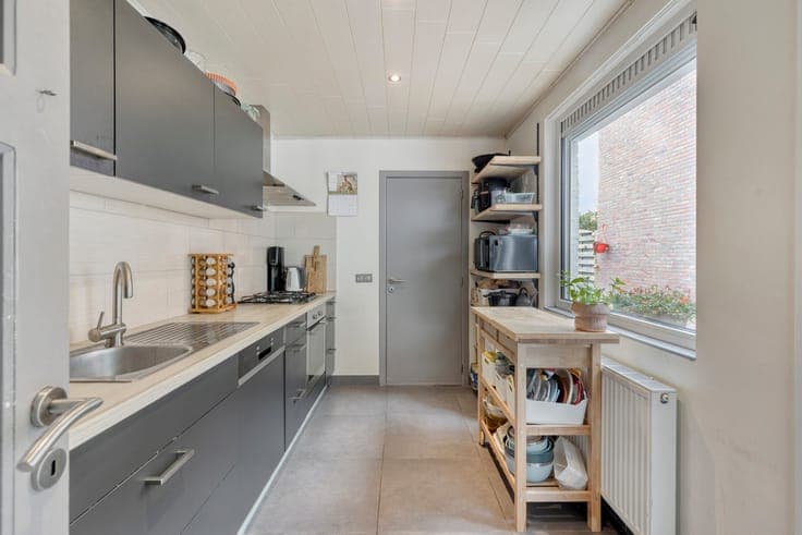 ST-ANDRIES: INSTAPKLARE WONING MET 4 SLPKS EN ZONNIGE TUIN!