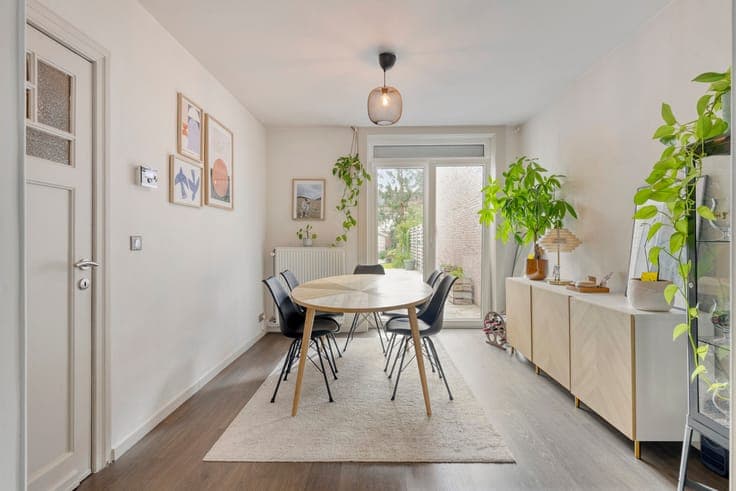 ST-ANDRIES: INSTAPKLARE WONING MET 4 SLPKS EN ZONNIGE TUIN!