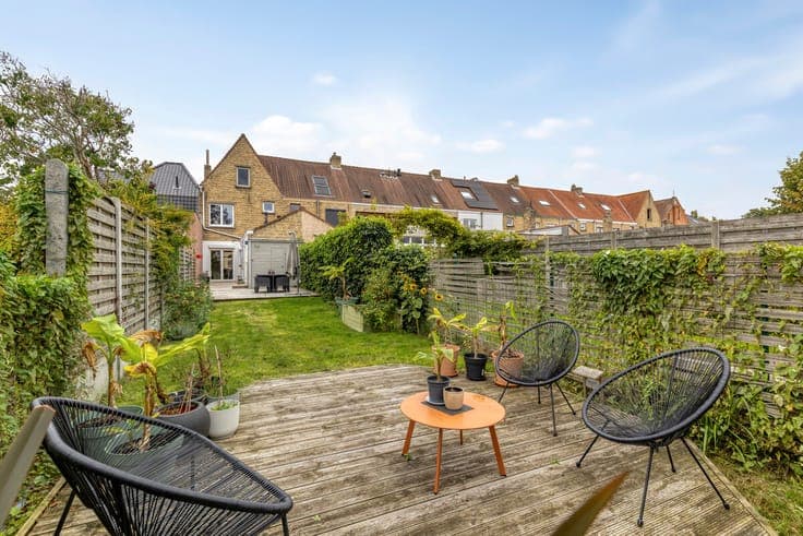 ST-ANDRIES: INSTAPKLARE WONING MET 4 SLPKS EN ZONNIGE TUIN!