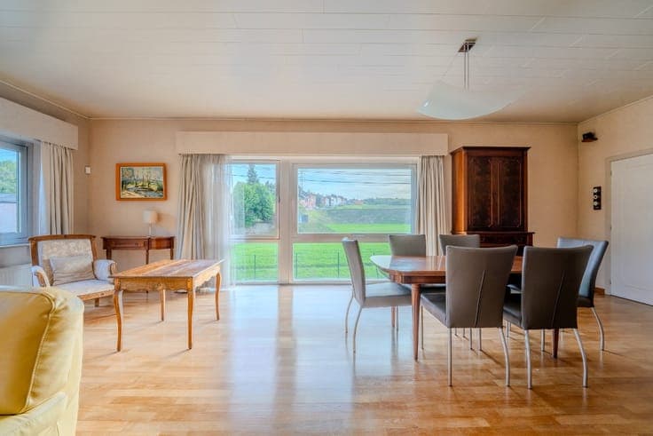 For sale: 4-bed bungalow with professional space - 8,000m²