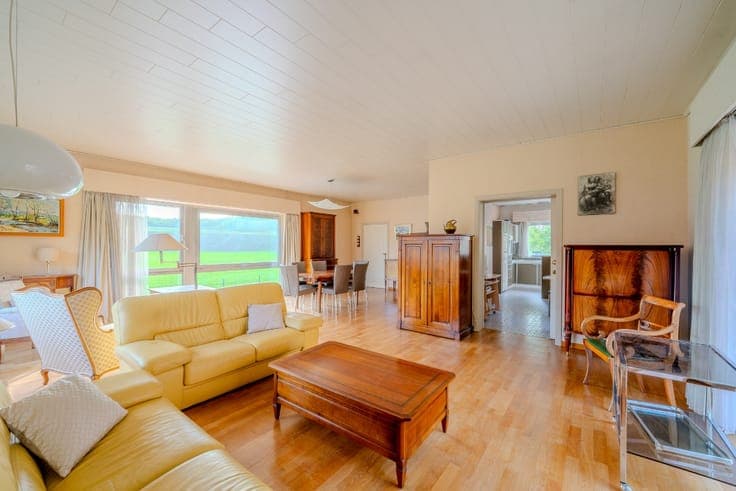 For sale: 4-bed bungalow with professional space - 8,000m²
