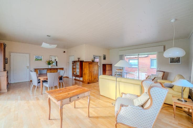 For sale: 4-bed bungalow with professional space - 8,000m²