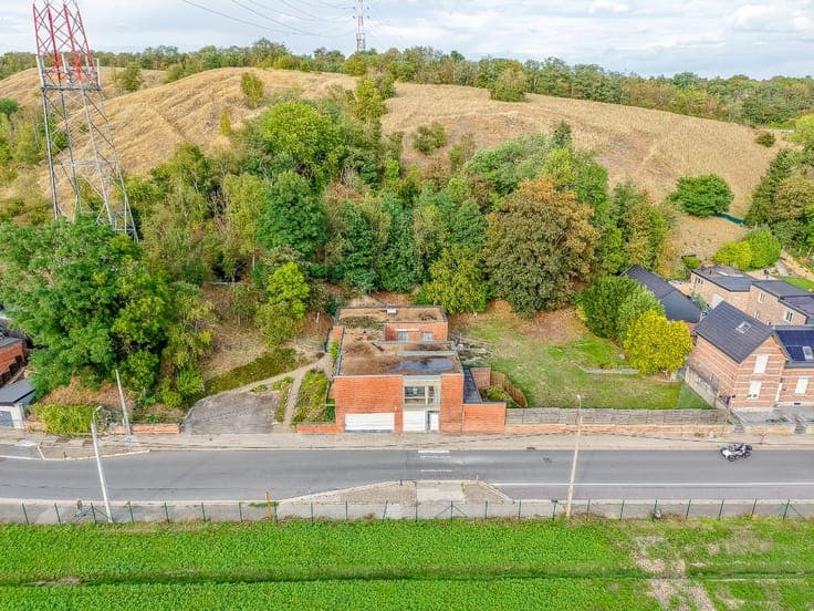 For sale: 4-bed bungalow with professional space - 8,000m²