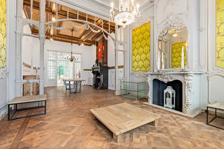 Character townhouse with 8 bedrooms