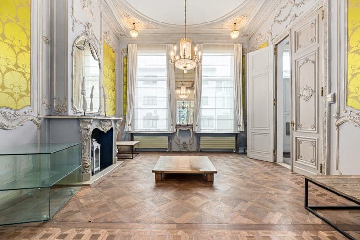 Character townhouse with 8 bedrooms