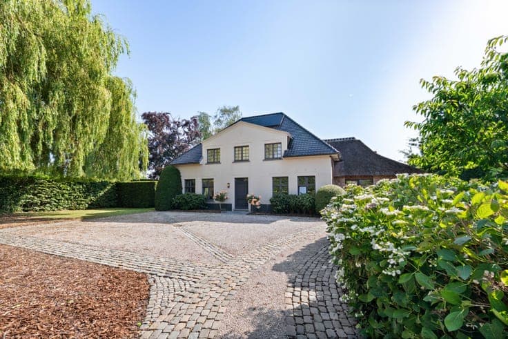 Exclusive Country Estate with Stunning Open Views