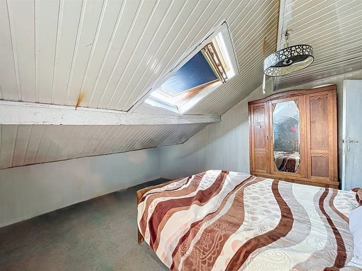 MAISON 3F A RENOVER AVEC GRAND JARDIN ET 4 GARAGES