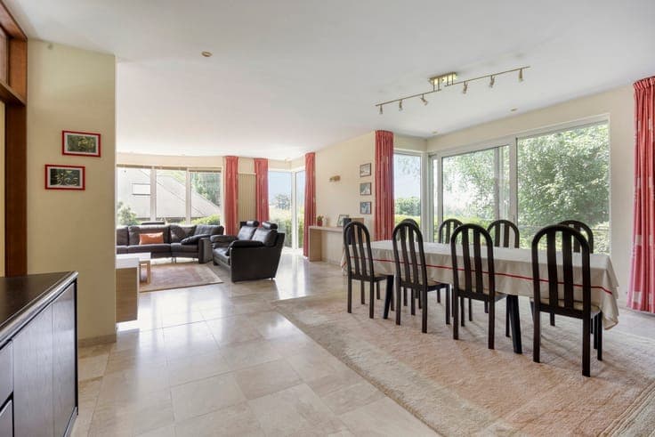 WSB-immo: Spacious villa in a green setting