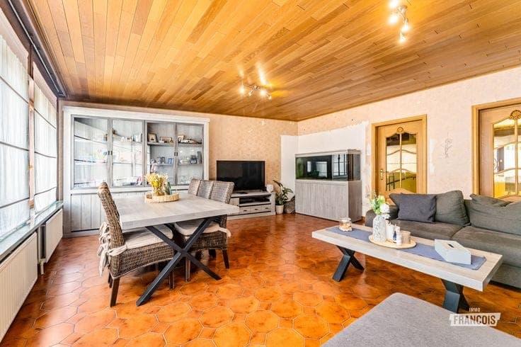 Energy-efficient bel-etage home with 3 bedrooms and sunny g…
