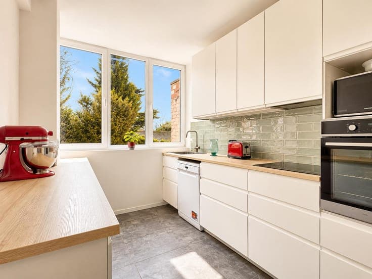 Charming home with garden & garage