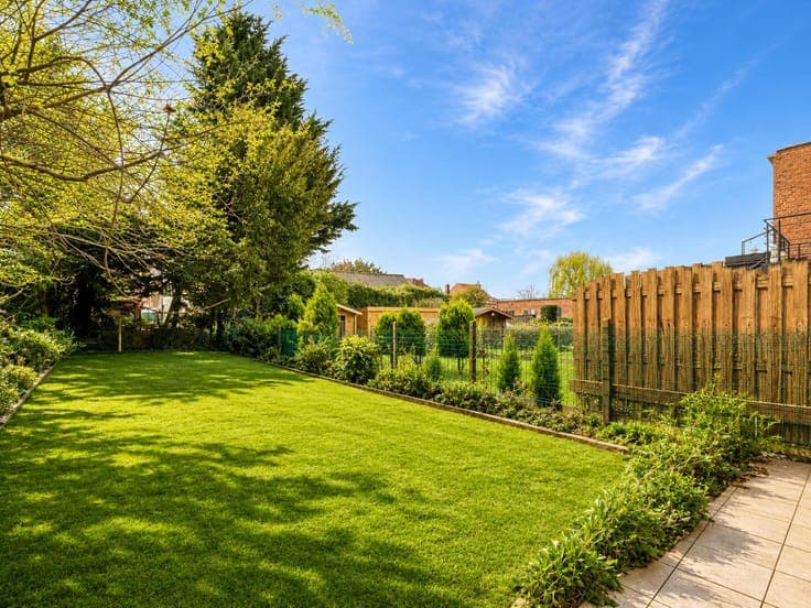Charming home with garden & garage