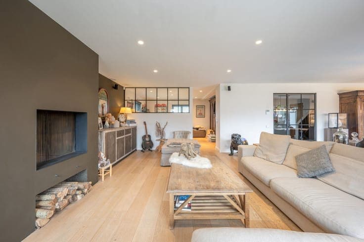 Beautifully renovated detached villa enjoys an excellent ce