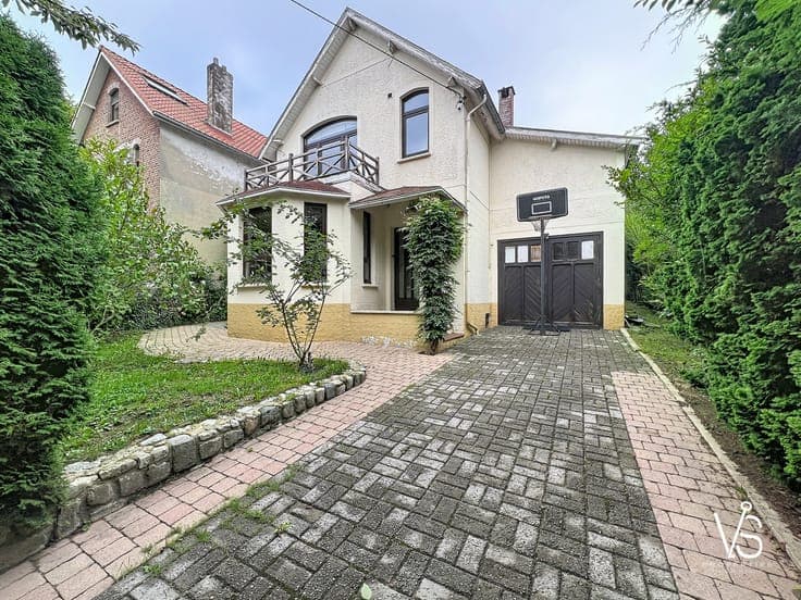 MAGNIFICENT CHARMING VILLA WITH 4 BEDROOMS AND GARDEN!
