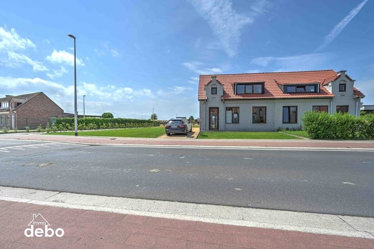 Instapklare gezinswoning met extra bouwgrond op een toplo...