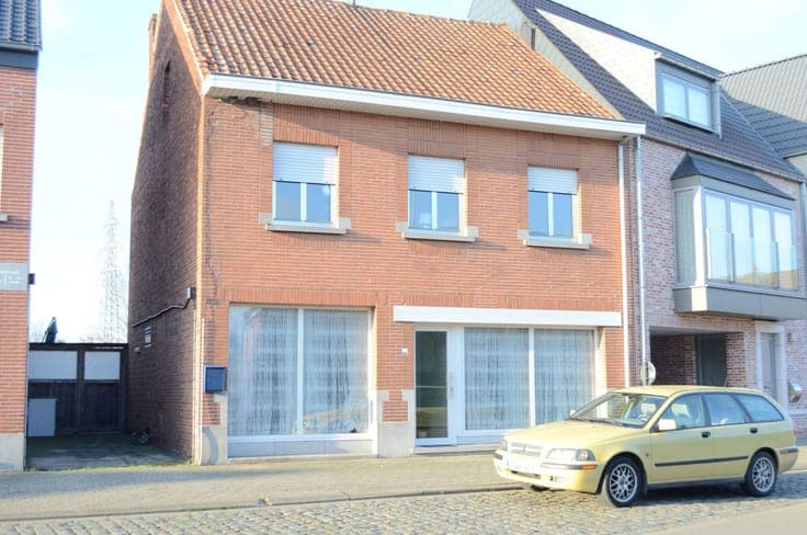 Spacious three-gabled house with garden and parking