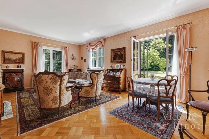 Spacious villa with elevator near Place Dumon