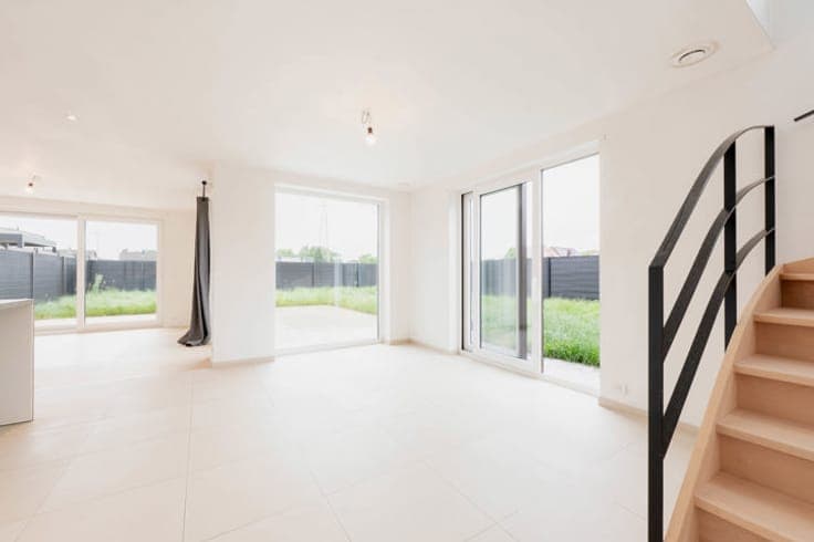 Halfopen moderne woning met zonnige tuin