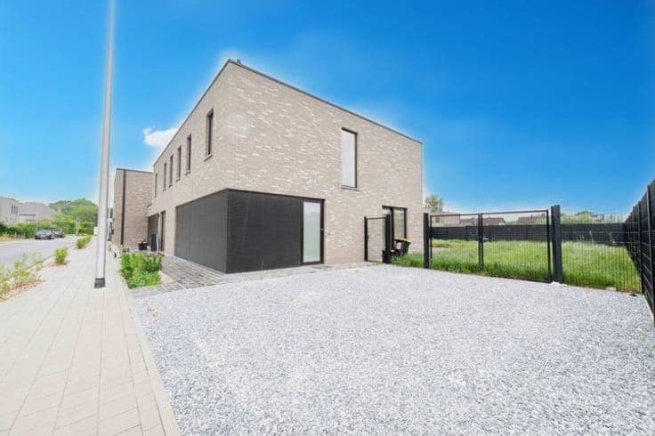 Halfopen moderne woning met zonnige tuin