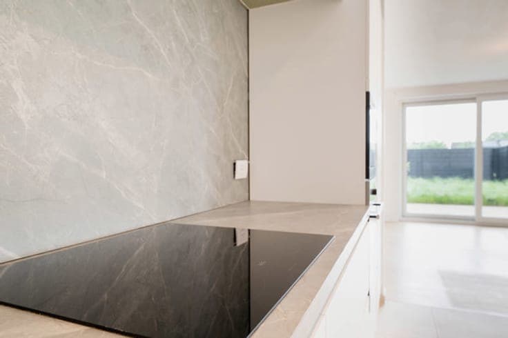 Halfopen moderne woning met zonnige tuin