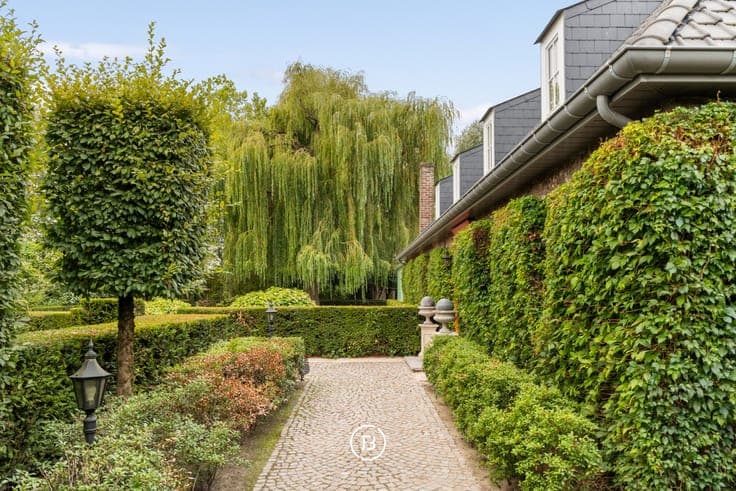 Exclusive square farmstead