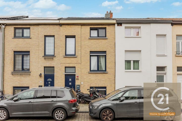 4-bedroom house with a garden