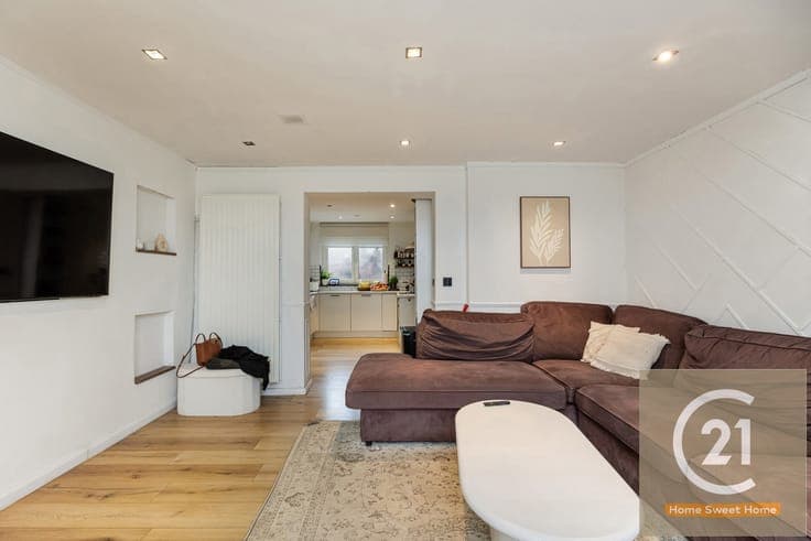 4-bedroom house with a garden