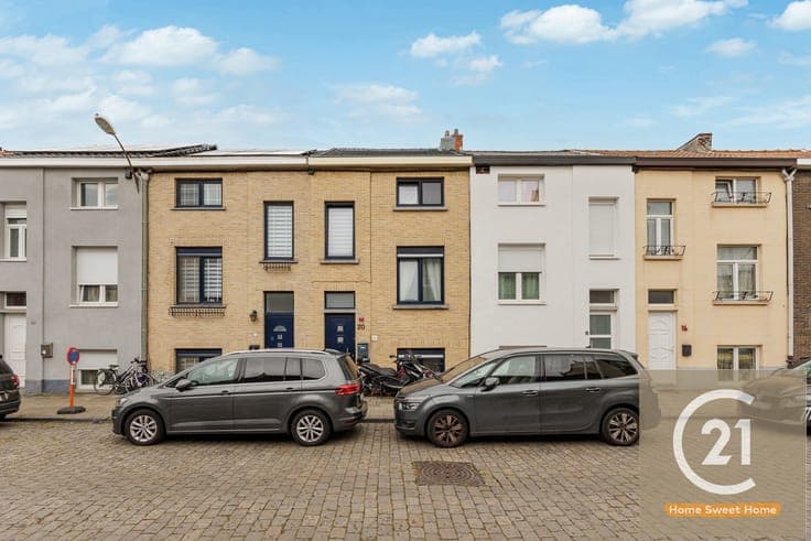 4-bedroom house with a garden