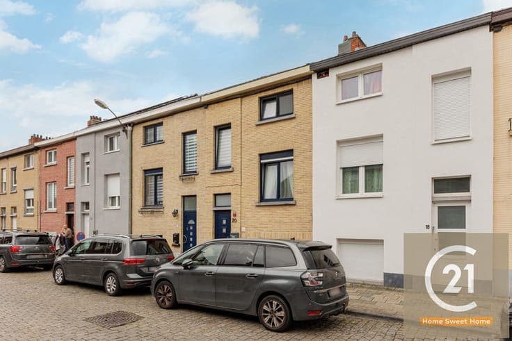 4-bedroom house with a garden