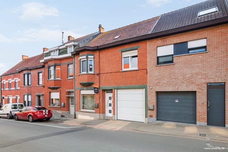 Karaktervolle woonst met garage in het centrum van Hooglede.
