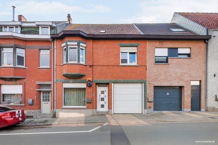 Karaktervolle woonst met garage in het centrum van Hooglede.