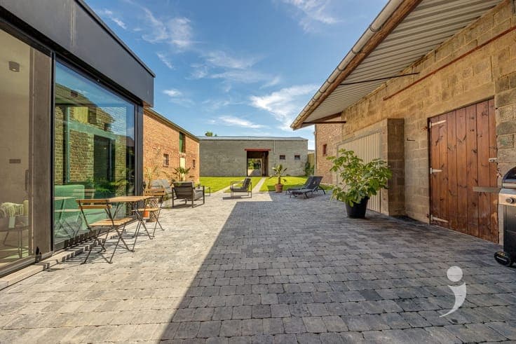Volledig gerenoveerde hoeve met loods én verkavelingsmogelij