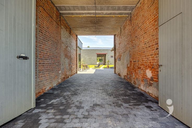 Volledig gerenoveerde hoeve met loods én verkavelingsmogelij