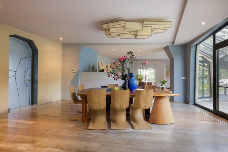 An exceptional villa where architecture, nature, and art co