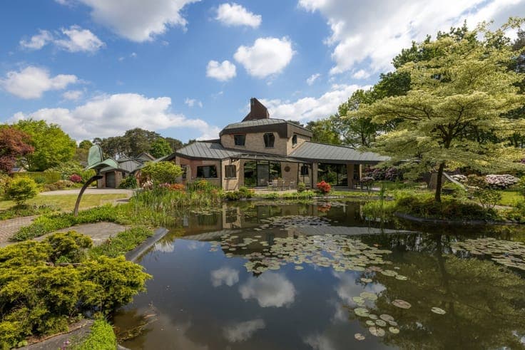 An exceptional villa where architecture, nature, and art co