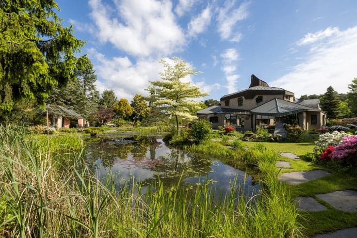 An exceptional villa where architecture, nature, and art co