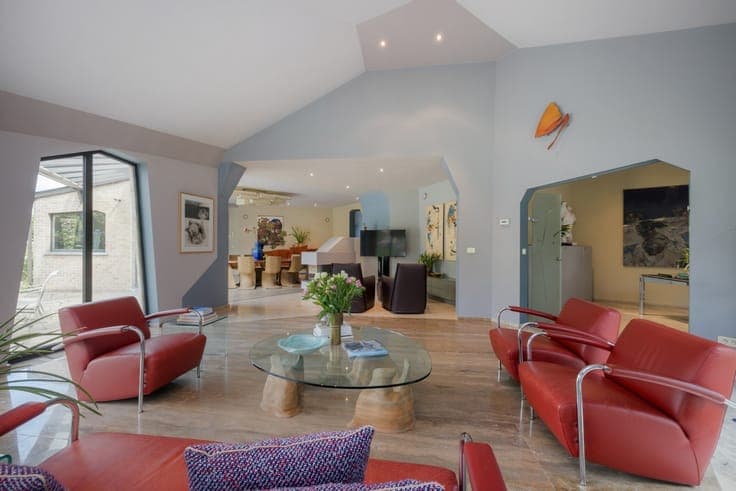 An exceptional villa where architecture, nature, and art co