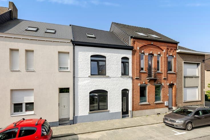 Instapklare, volledig gerenoveerde gezinswoning met 4 slaapk