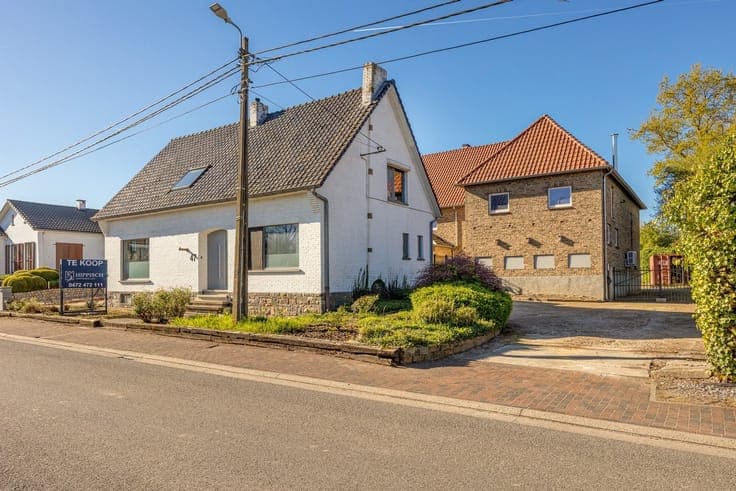 UNIQUE FAMILY HOME WITH EXPANDED POSSIBILITIES