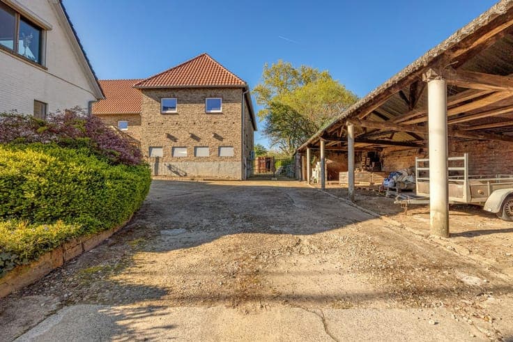 UNIQUE FAMILY HOME WITH EXPANDED POSSIBILITIES